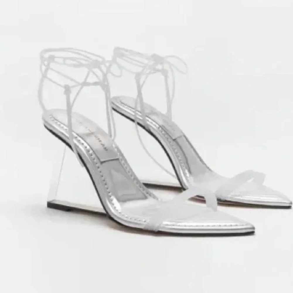 GOOD AMERICAN WOMEN’S CINDER-F*CKING-RELLA WEDGE in SILVER